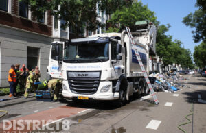 Vuilniswagen dumpt afval op straat na brand in vuilniswagen Beeklaan Den Haag