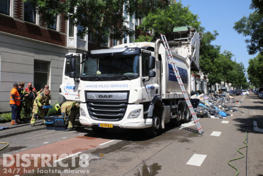 Vuilniswagen dumpt afval op straat na brand in vuilniswagen Beeklaan Den Haag