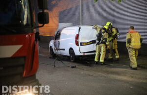 Geparkeerde bestelauto in brand gestoken Dekkershoek Den Haag