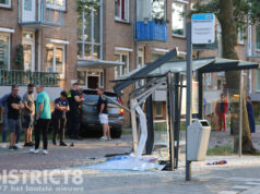 Automobilist raakt van de weg en rijdt bushokje aan gort Leyweg Den Haag