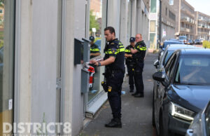Speurhond vind mes in bosjes na overval op kantoorpand Waldorpstraat Den Haag