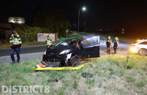 Bestuurder wijkt uit voor overstekend konijn en belandt op rotonde De Westlandroute Honselersdijk