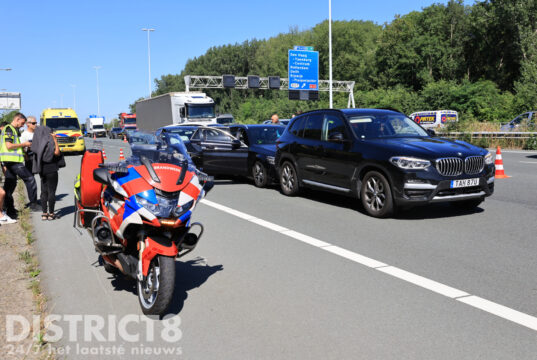Politie voert BTGV uit op inzittenden van auto tijdens afhandeling van ongeval A4 Rijswijk
