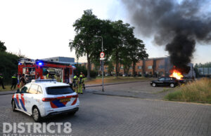 Geparkeerde auto zonder kentekenplaten en puincontainer in brand in Delftse Vrijheidsbuurt