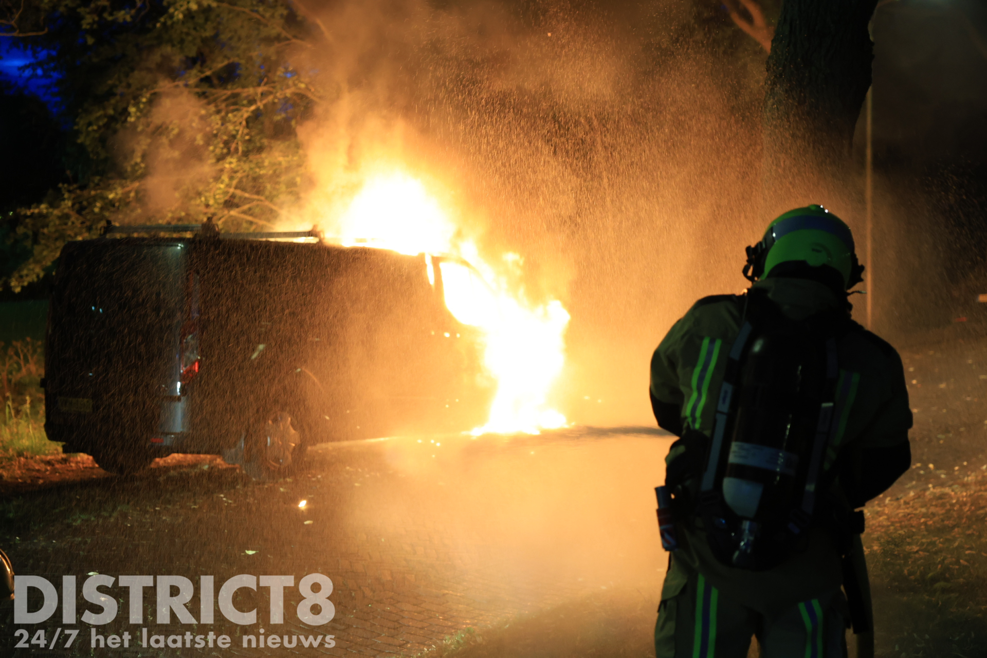 Opnieuw geparkeerd werkbusje in brand Aan ‘t Verlaat Delft