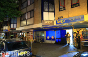 Politie doet onderzoek na brandstichting bij deur supermarkt Hoefkade Den Haag