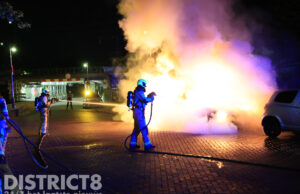 Twee voertuigen uitgebrand na felle brand; derde beschadigd Trekvlietplein Den Haag