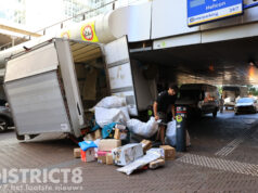 Pakketbezorger rijdt met bakwagen tegen spoorviaduct Zwarteweg Den Haag