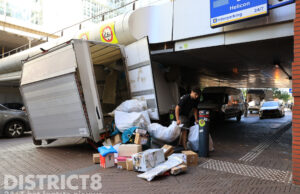 Pakketbezorger rijdt met bakwagen tegen spoorviaduct Zwarteweg Den Haag