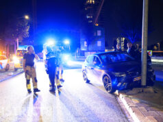 Auto botst tegen lantaarnpaal na aanrijding met bakwagen: twee gewonden Neherkade Den Haag