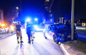 Auto botst tegen lantaarnpaal na aanrijding met bakwagen: twee gewonden Neherkade Den Haag