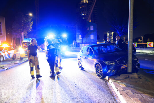 Auto botst tegen lantaarnpaal na aanrijding met bakwagen: twee gewonden Neherkade Den Haag