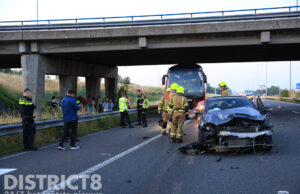 Personenauto zwaar beschadigd na ongeval met touringcar A13 Delft