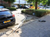Automobilist veroorzaakt flinke schade na rit over stoep en door geluidswal Drogerij Den Hoorn