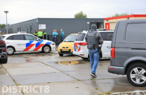 Arrestatieteam valt woonunit binnen en houdt vrouw aan op AZC locatie Manderspark Delft