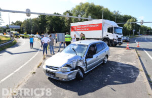 Auto en vrachtwagen in botsing op berucht verkeerspunt Kruithuisplein / N470 Delft