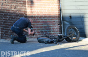 Steen door ruit van woning leidt tot achtervolging van fatbiker en aanrijding Nootdorp