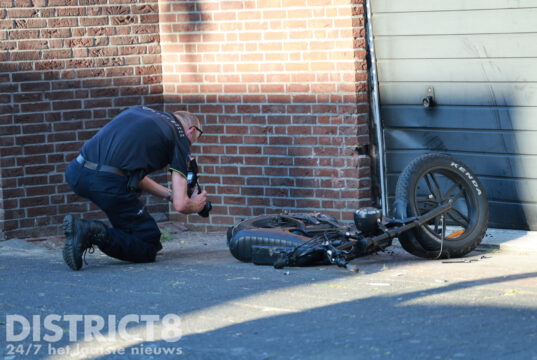 Steen door ruit van woning leidt tot achtervolging van fatbiker en aanrijding Nootdorp