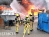 Grote zwarte rookwolken bij brand Marconiweg Delft