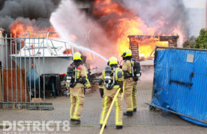 Brandweer voorkomt overslag bij grote brand Faradayweg Delft