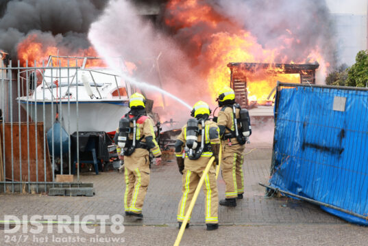 Brandweer voorkomt overslag bij grote brand Faradayweg Delft