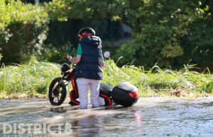 Waterleiding springt, sinkhole ontstaat en scooterrijdster belandt in sinkhole Aart van der Leeuwlaan Delft
