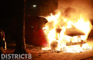 Brandweer heeft moeite met blussen van brandend busje Serre Rijswijk