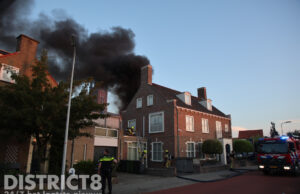 Meerdere woningen ontruimd na grote brand op dak van woning Kwaklaan Wateringen