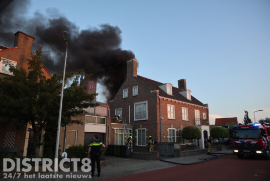 Meerdere woningen ontruimd na grote brand op dak van woning Kwaklaan Wateringen