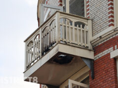 Schade aan balkon op derde etage na brand Koningin Emmaplein Den Haag
