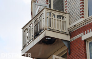 Schade aan balkon op derde etage na brand Koningin Emmaplein Den Haag