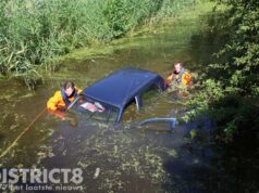 Omstanders redden vrouw uit te water geraakte auto Hofzicht Wateringen