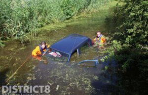 Omstanders redden vrouw uit te water geraakte auto Hofzicht Wateringen