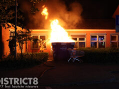 Brandweer blust felle brand in puincontainer Mari Andriessenerf Den Haag