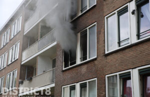 Man met vluchtmasker gered van balkon bij brand in portiekwoning Wethouder Hillenaarplantsoen Rijswijk