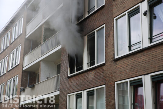Man met vluchtmasker gered van balkon bij brand in portiekwoning Wethouder Hillenaarplantsoen Rijswijk