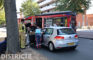 Automobilist door brandweer uit auto gehaald na aanrijding Meppelweg Den Haag