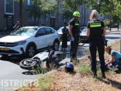 Motorrijder gewond na aanrijding met personenauto Melis Stokelaan Den Haag