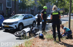 Motorrijder gewond na aanrijding met personenauto Melis Stokelaan Den Haag