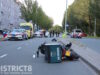 Zware schade na aanrijding tussen bezorgscooter en politiewagen Erasmusweg Den Haag