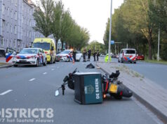 Zware schade na aanrijding tussen bezorgscooter en politiewagen Erasmusweg Den Haag