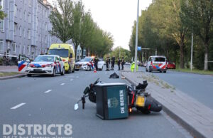 Politiewagen zwaar beschadigd na aanrijding met bezorgscooter Erasmusweg Den Haag