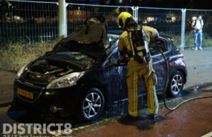 Geparkeerde auto zwaar beschadigd na brand Paralellweg Den Haag