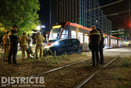 Gewonde na aanrijding tussen tram en personenauto Bezuidenhoutseweg Den Haag
