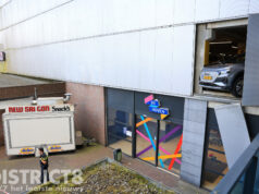 Auto rijdt door muur van parkeergarage In de Hoven na onwelwording Papsouwselaan Delft