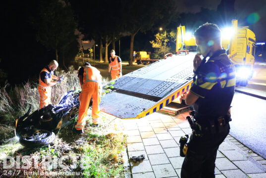 Motorrijder rijdt van talud bij eenzijdig ongeval Kfar-Savaweg Delft
