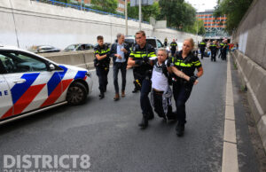 Extinction Rebellion (XR) blokkeert opnieuw A12, demonstranten aangehouden Den Haag