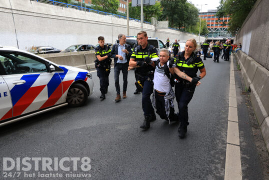 Extinction Rebellion (XR) blokkeert opnieuw A12, demonstranten aangehouden Den Haag