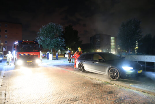 Geparkeerde auto vermoedelijk in brand gestoken Leehoeve Delft