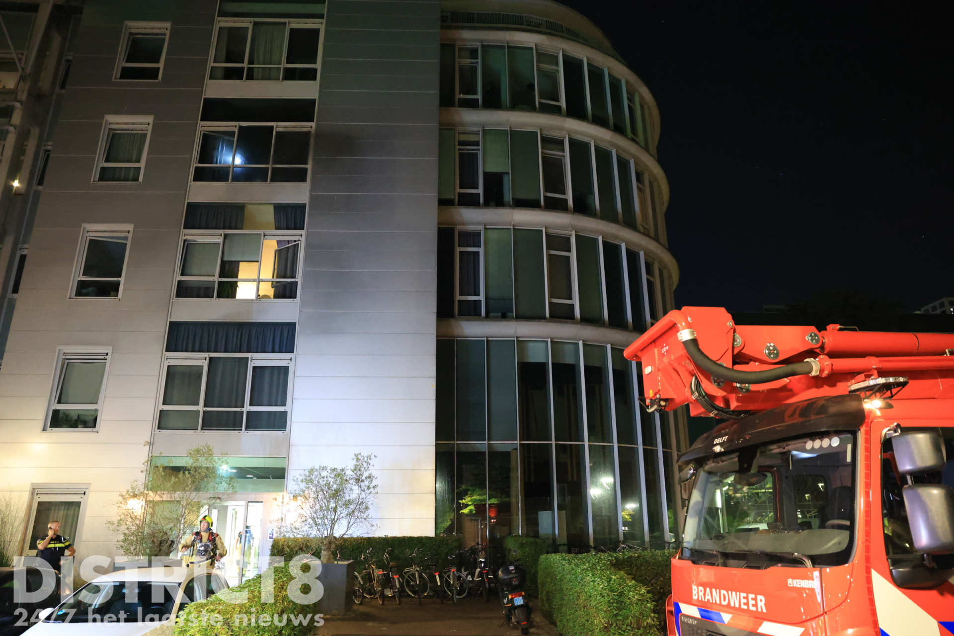 Meerdere woningen ontruimd bij brand in flat Van Embdenstraat Delft